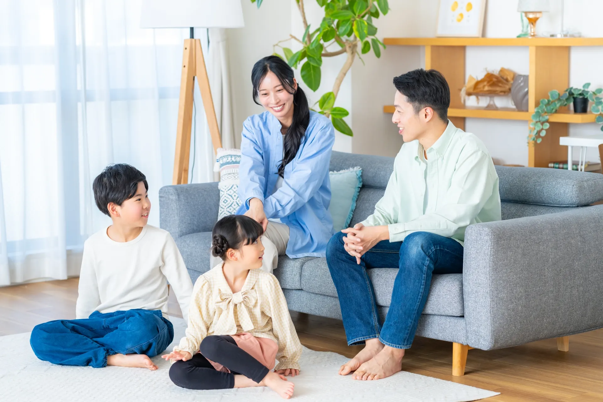 新築のリビングでくつろぐ家族