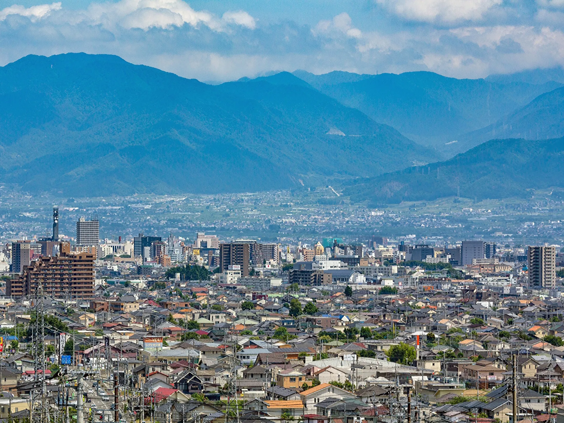山梨県の郊外に建つコンパクトな平屋のイメージ